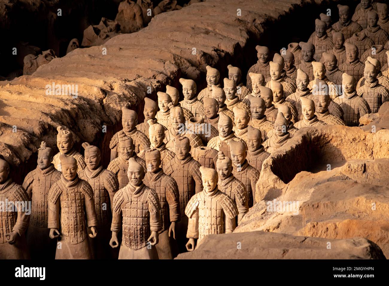 L'Esercito di Terracotta o i "Guerrieri e cavalli di Terra cotta" sepolti nei box accanto alla tomba di Qin Shi Huang nel 210-209 a.C. Foto Stock