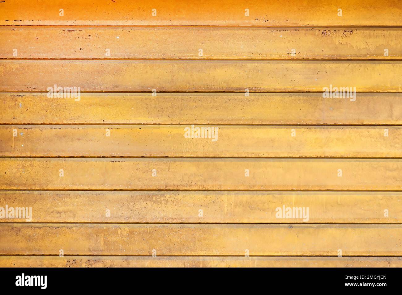 Un semplice sfondo o un'immagine da tavolo. La fotografia mostra una porta o un piano da tavolo in legno verniciato con linee simmetriche gialle Foto Stock