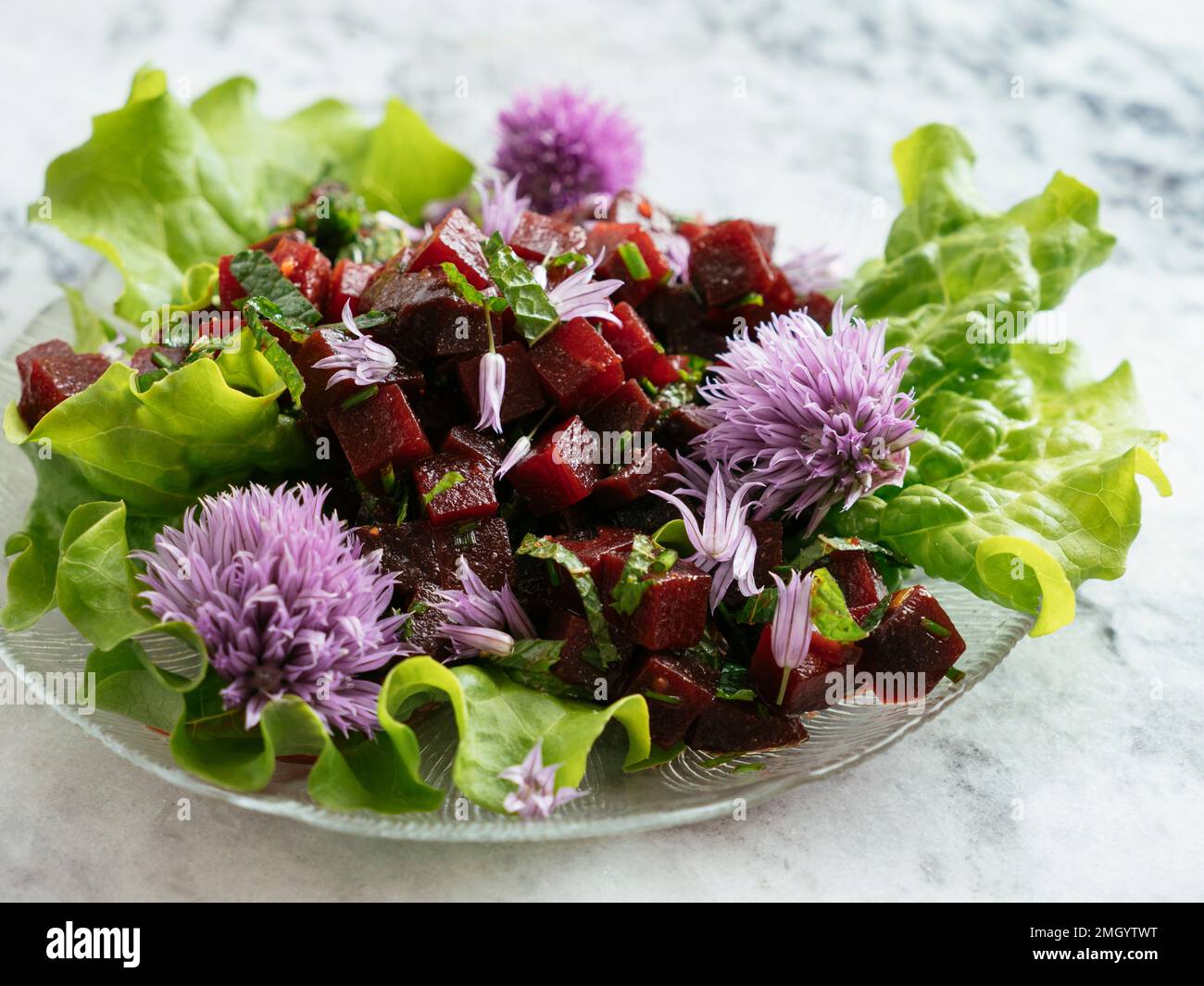 Insalata di barbabietole con fiori di erba cipollina Foto Stock