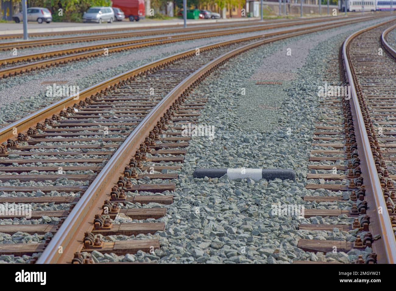 Contrassegno del treno sul primo piano della pista ferroviaria Foto Stock