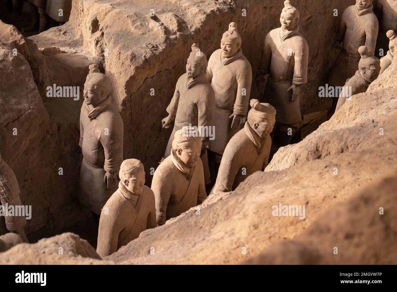 L'Esercito di Terracotta o i "Guerrieri e cavalli di Terra cotta" sepolti nei box accanto alla tomba di Qin Shi Huang nel 210-209 a.C. Foto Stock