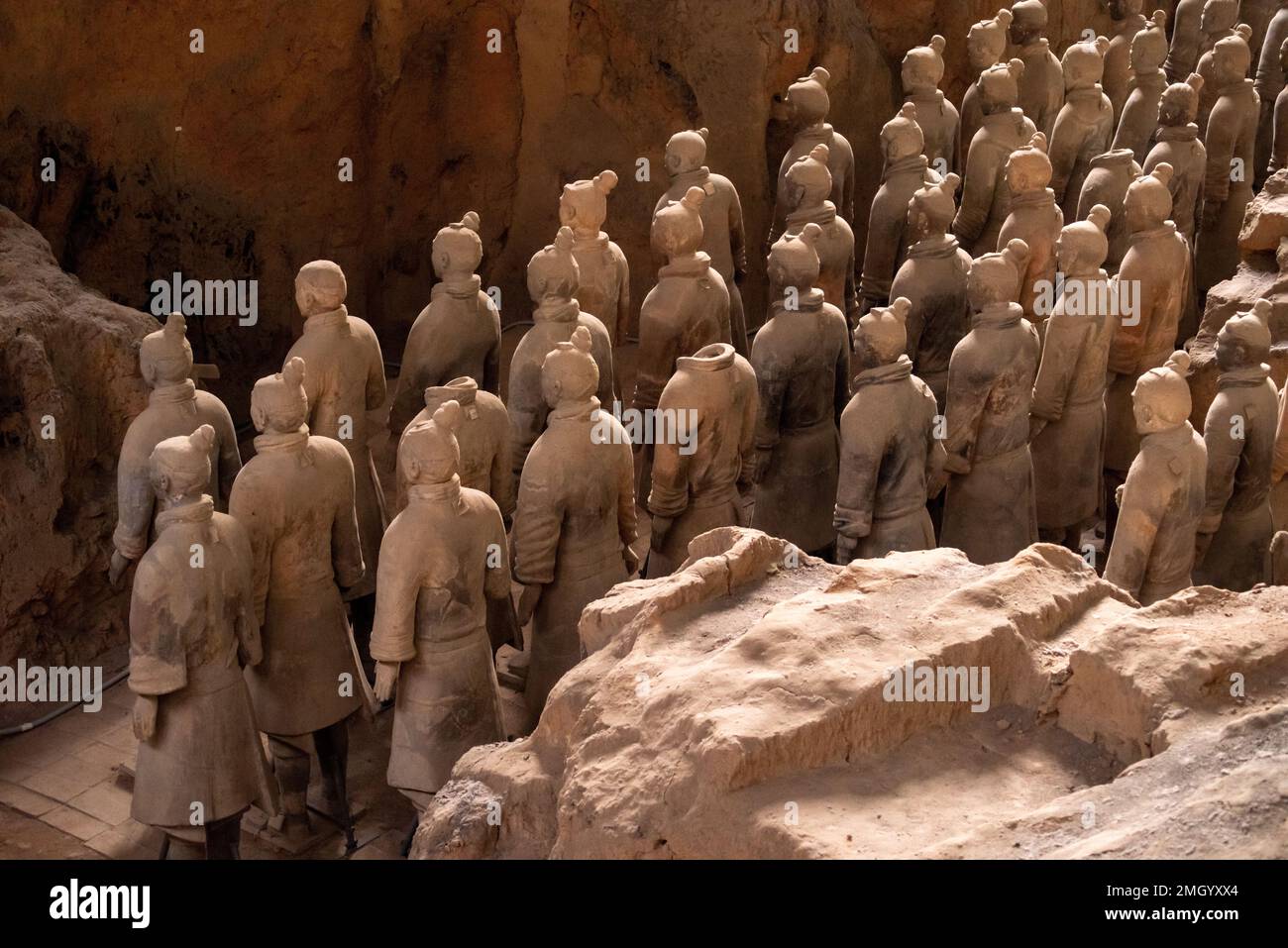 L'Esercito di Terracotta o i "Guerrieri e cavalli di Terra cotta" sepolti nei box accanto alla tomba di Qin Shi Huang nel 210-209 a.C. Foto Stock