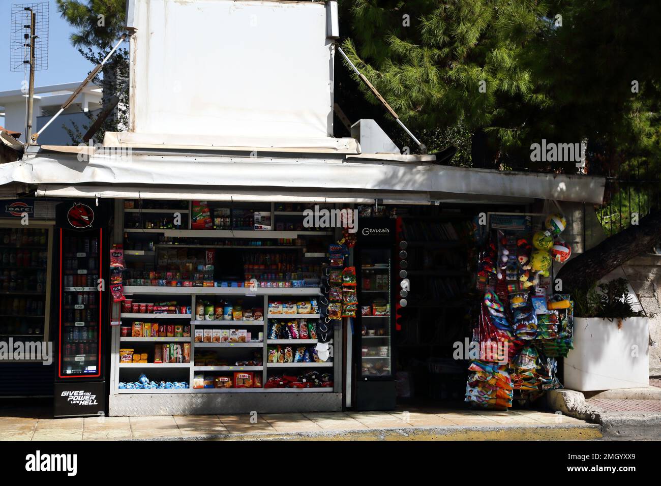Negozio locale Vendita snack e bevande Vouliagmeni Attica Grecia Foto Stock