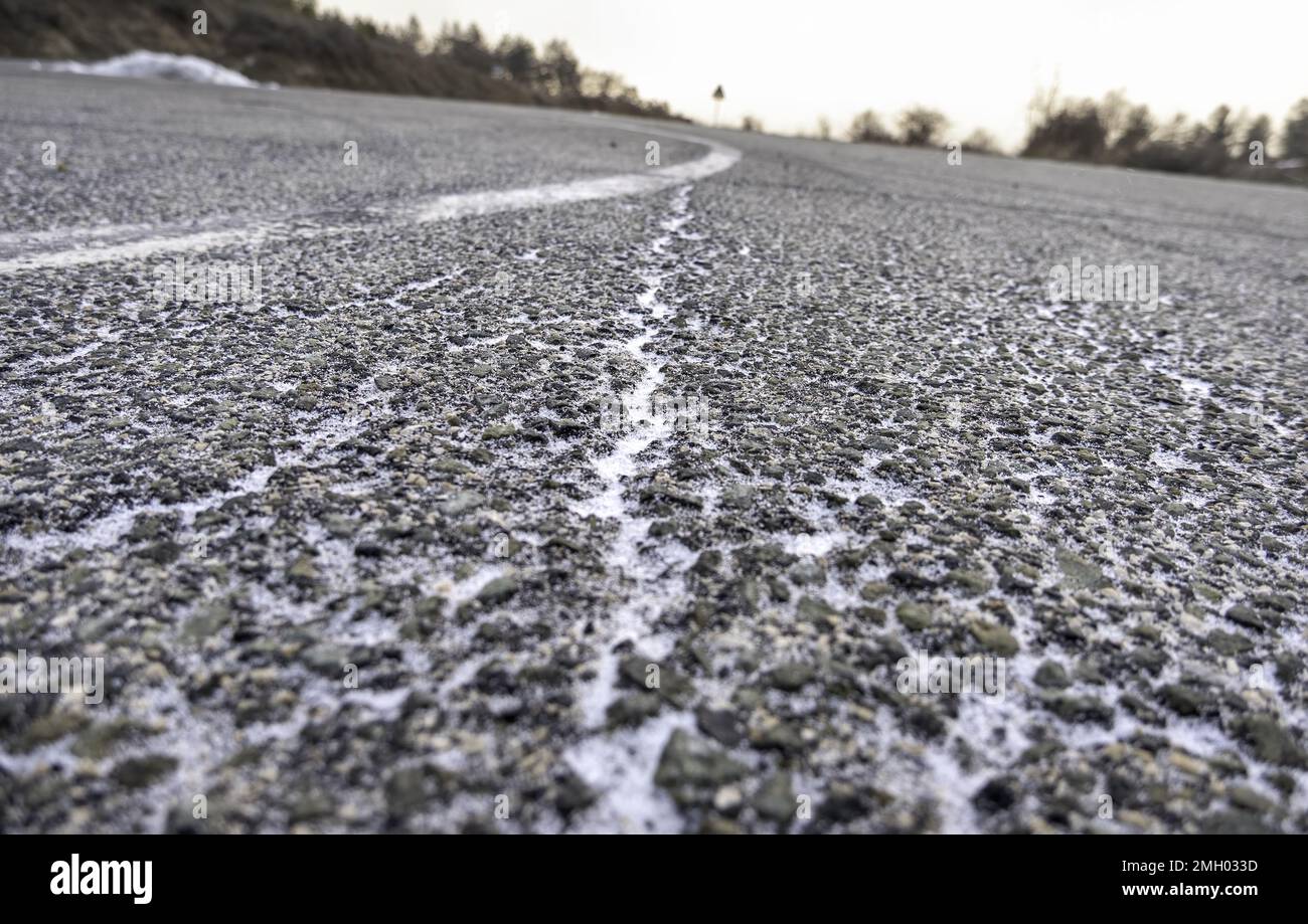 Dettaglio della strada di montagna in una fredda giornata invernale Foto Stock