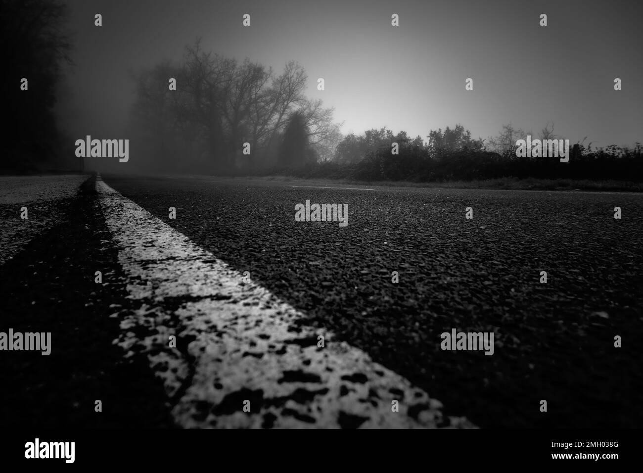 Dettaglio della strada di montagna in una fredda giornata invernale Foto Stock