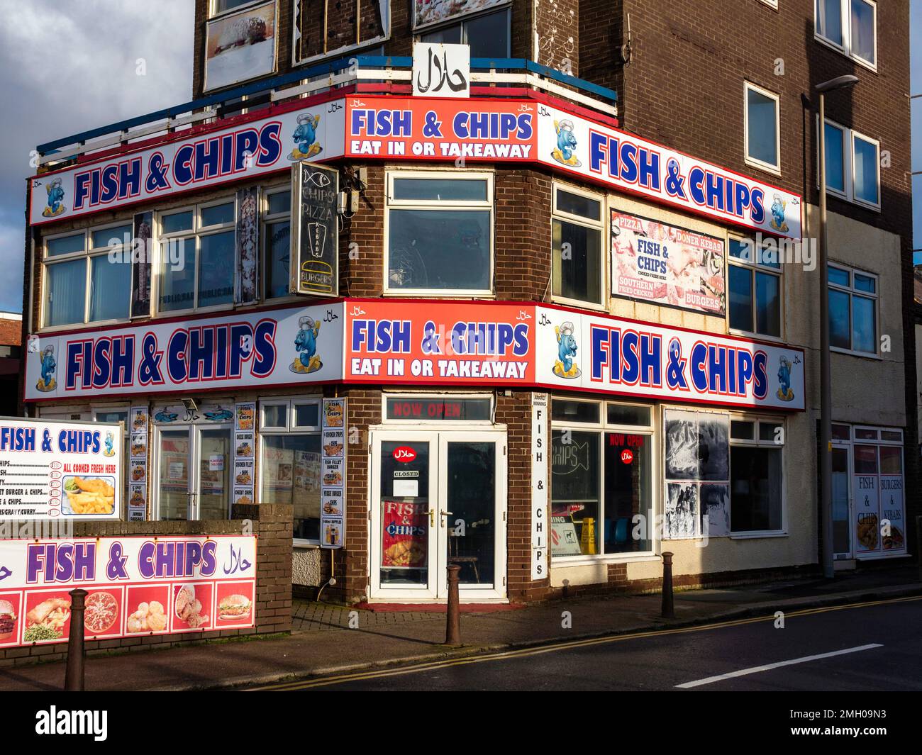 Blackpool Lancashire UK Jan 2023 Blackpool Seafront pesce dai colori vivaci e negozio di chip sul lungomare Foto Stock