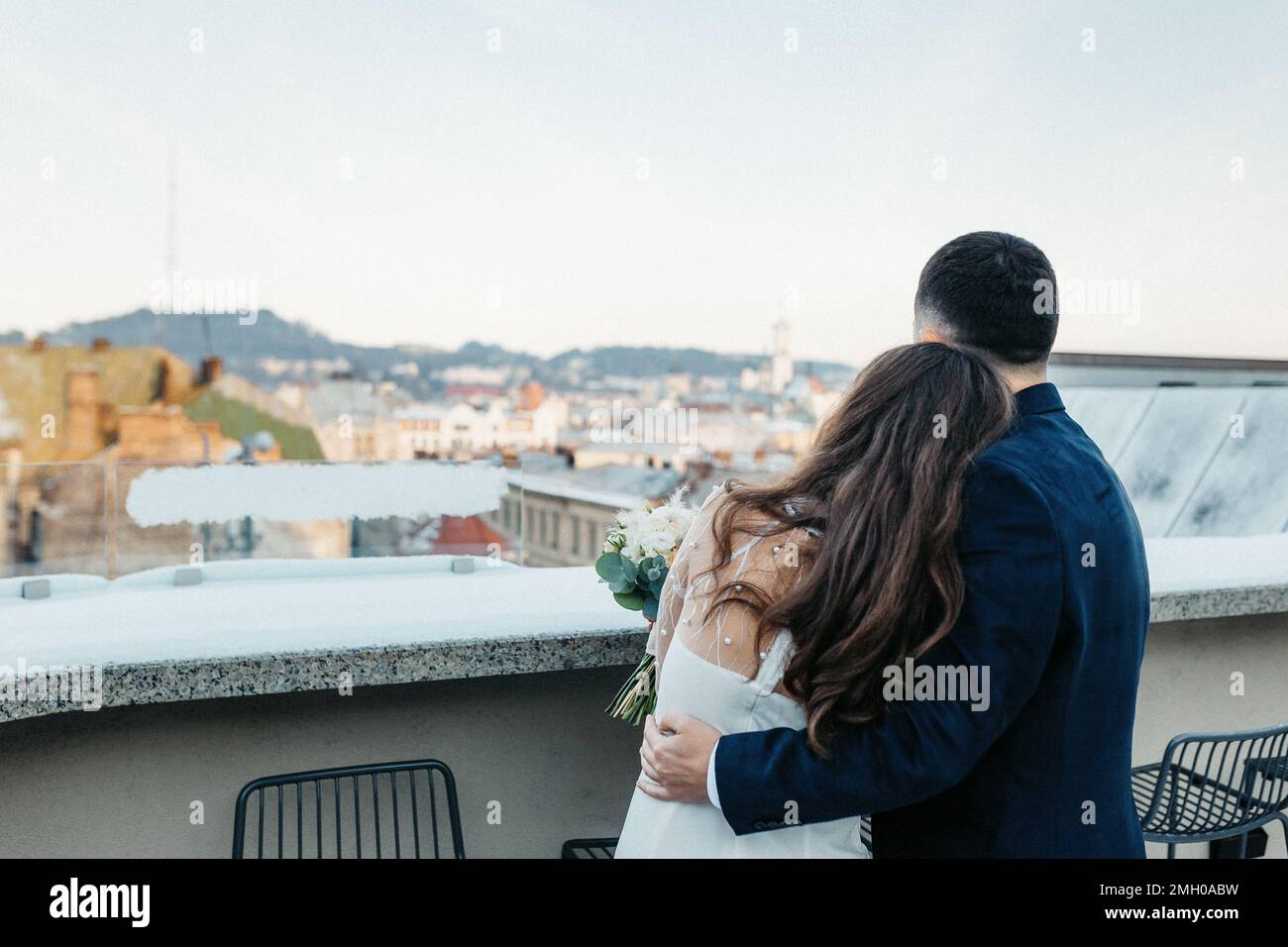 Coppia di nozze innamorata che tiene le mani sul loro giorno di nozze Foto Stock