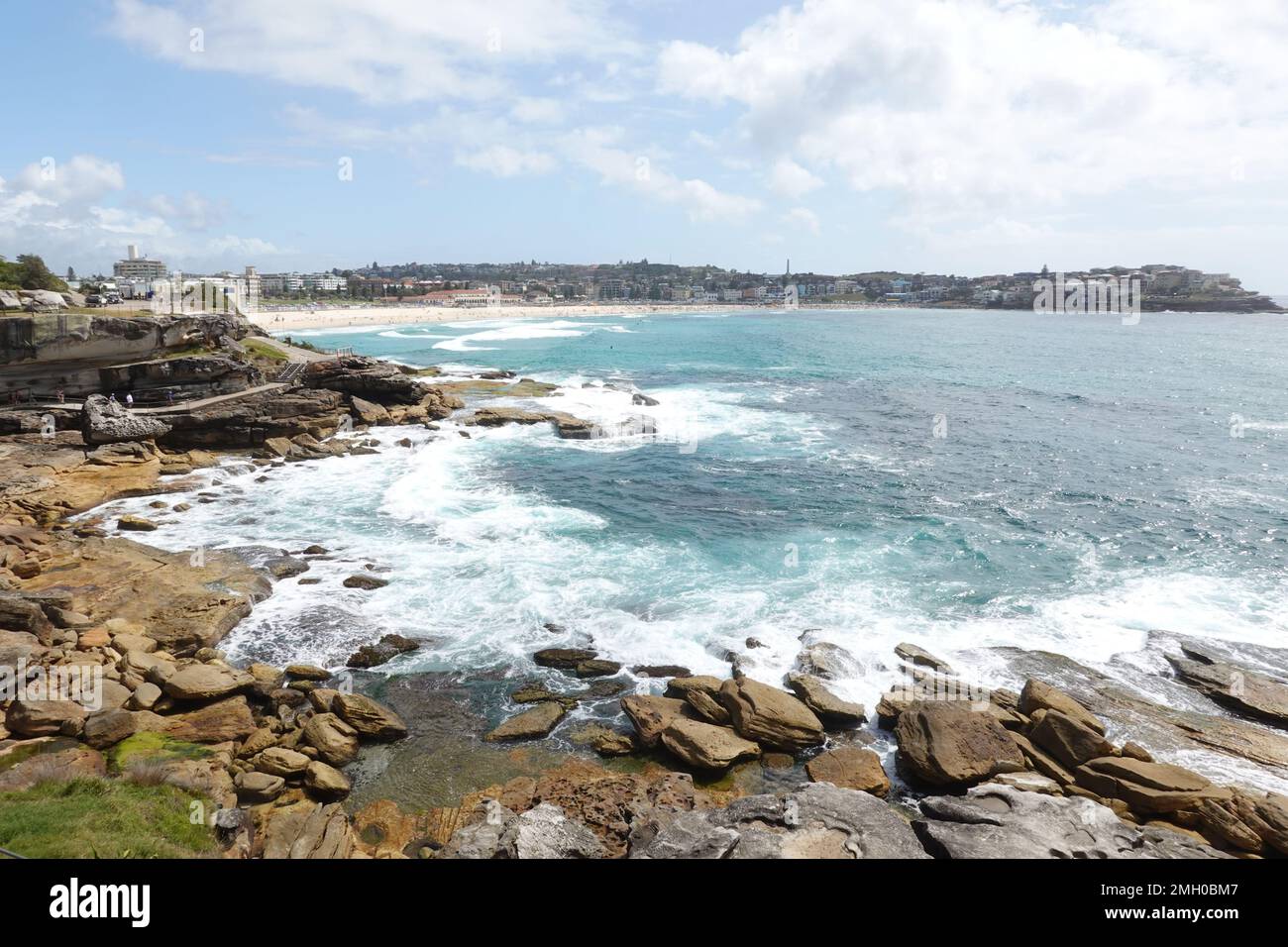 Splendide viste costiere che si affacciano sulla spiaggia di Bondi dalla passeggiata costiera di Bondi a Bronte, Sydney, NSW, Australia Foto Stock