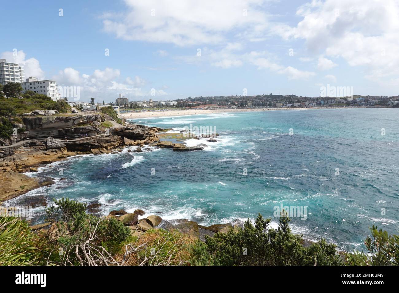 Splendide viste costiere che si affacciano sulla spiaggia di Bondi dalla passeggiata costiera di Bondi a Bronte, Sydney, NSW, Australia Foto Stock