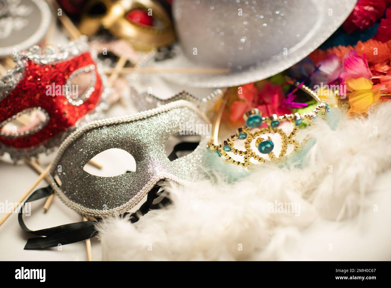 Masquerade Mask e altri oggetti decorativi per l'evento Party Foto Stock