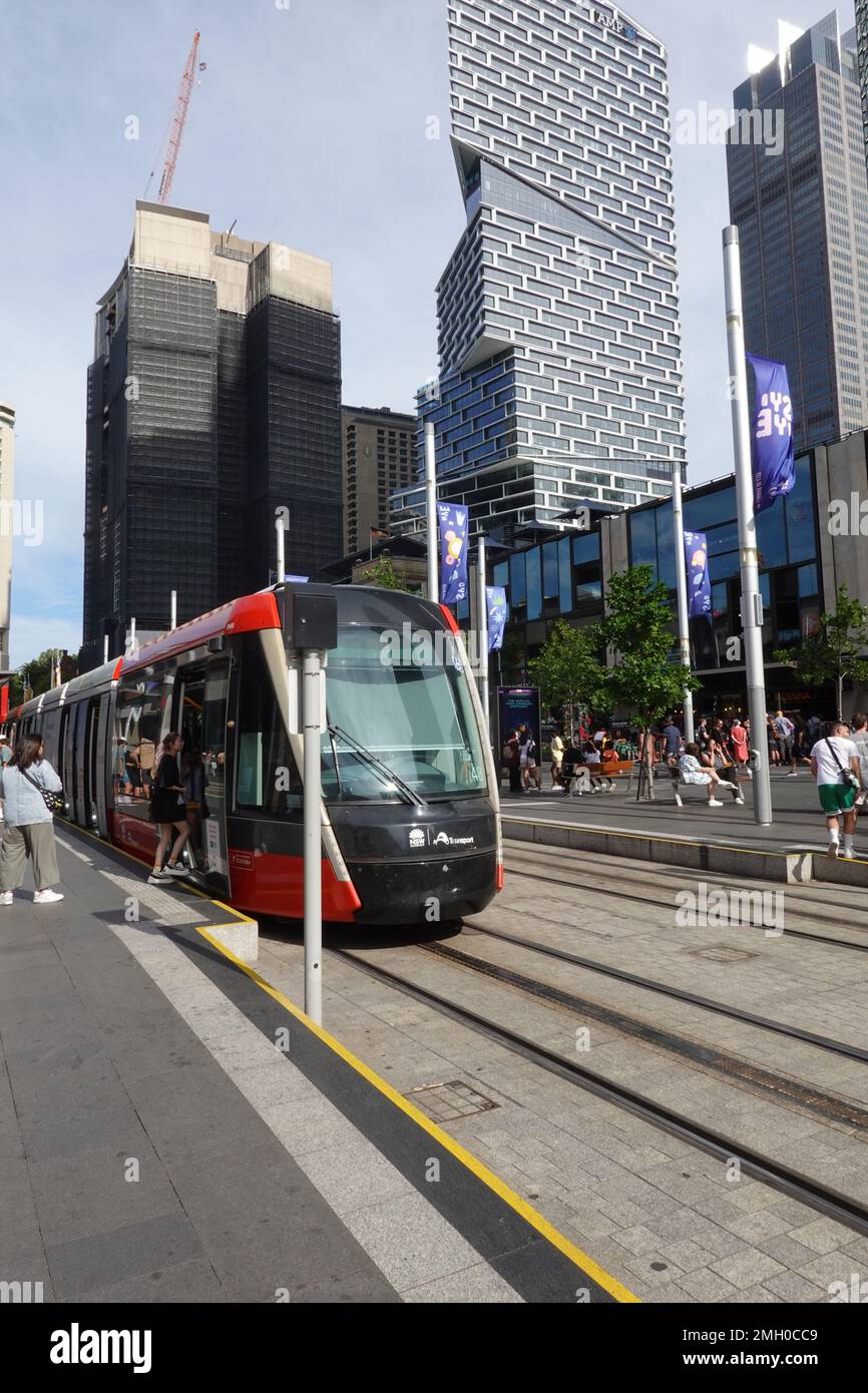 Tram Light Rail che porta alla stazione di Circular Quay, Sydney, Australia Foto Stock