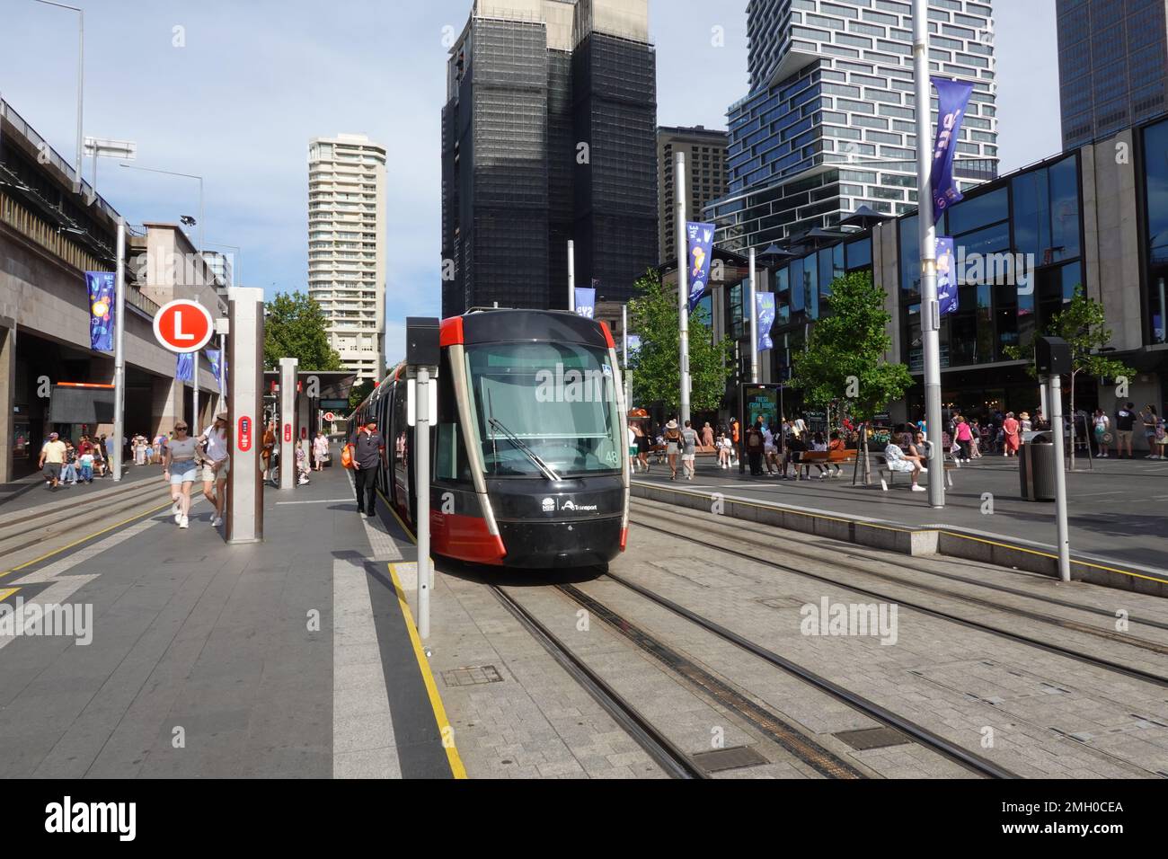 Tram Light Rail che porta alla stazione di Circular Quay, Sydney, Australia Foto Stock