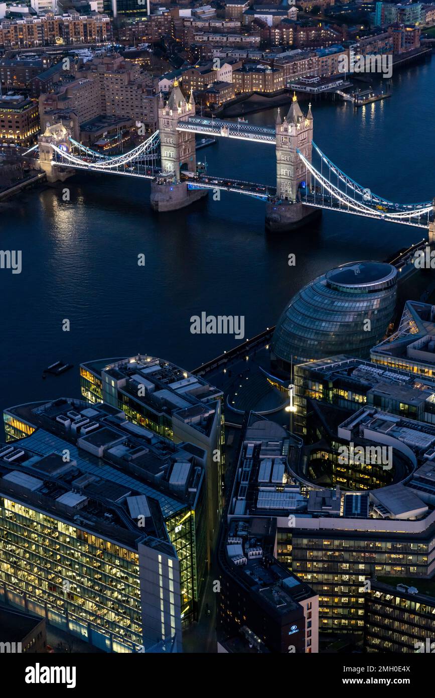 Una veduta aerea dello sviluppo di più Londra e del Tower Bridge di notte, Londra, Regno Unito. Foto Stock