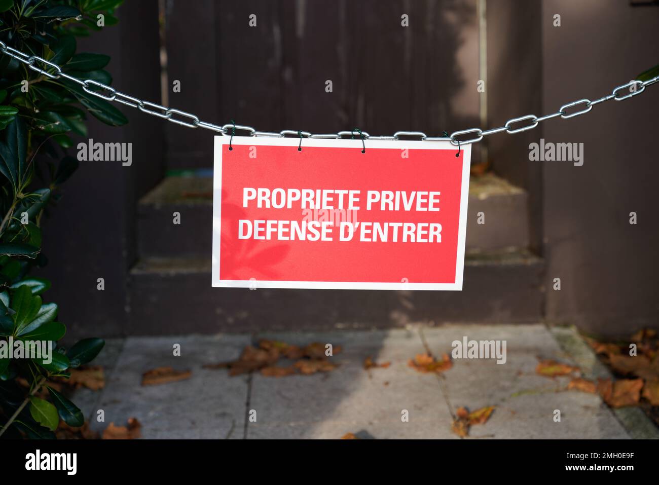 Proprietà privata NO entry pannello di cartello in francese significa proprietario privee difesa d'entree Foto Stock
