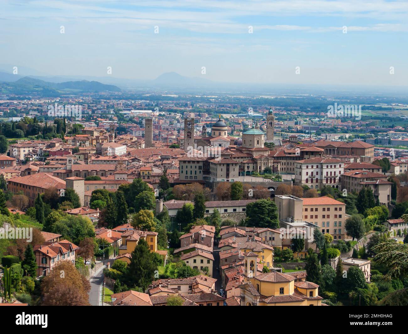 Vista panoramica del centro storico, dell'Appennino e della pianura padana dalla collina di San Vigilio, Bergamo, Italia Foto Stock