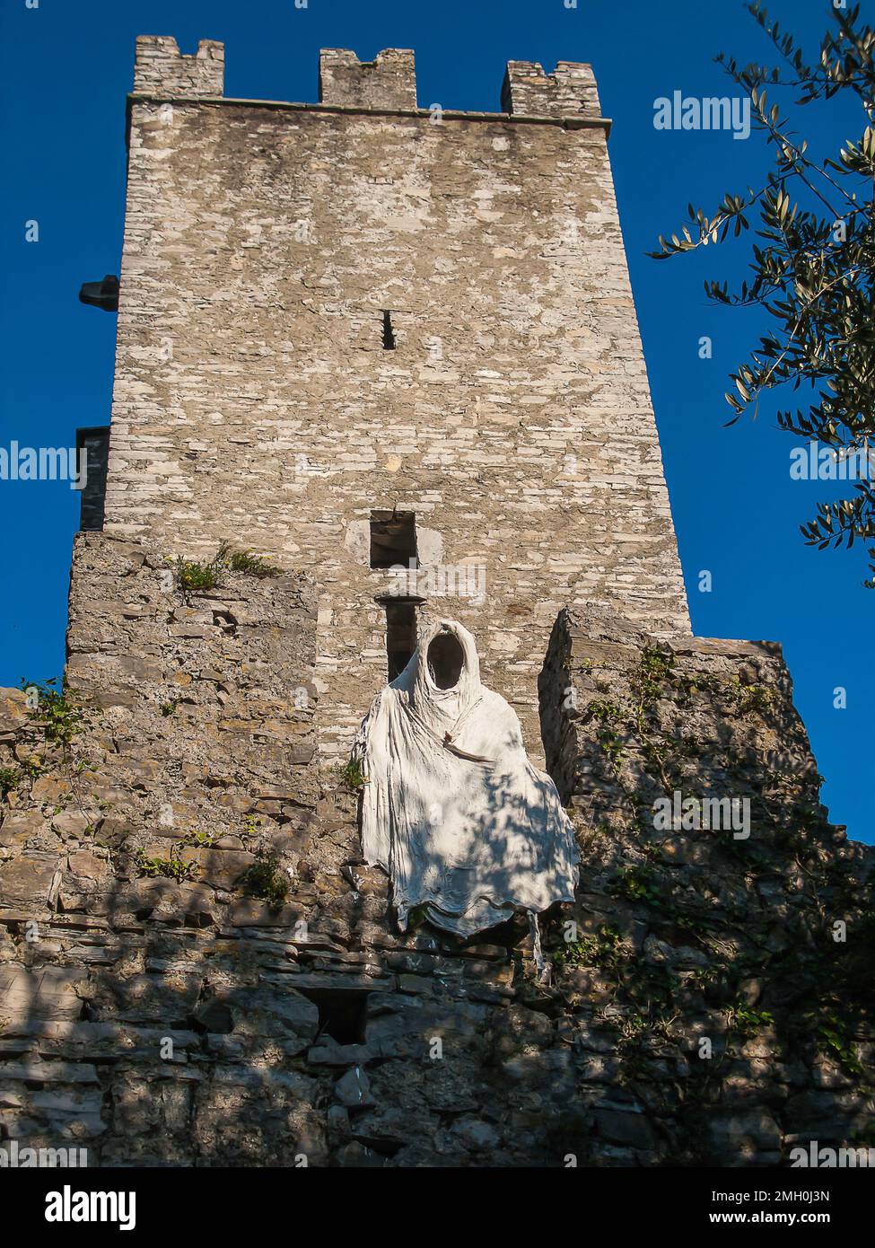 La torre e i fantasmi di Castello di Vezio, Varenna, Lago di Como, Lombardia, Italia Foto Stock