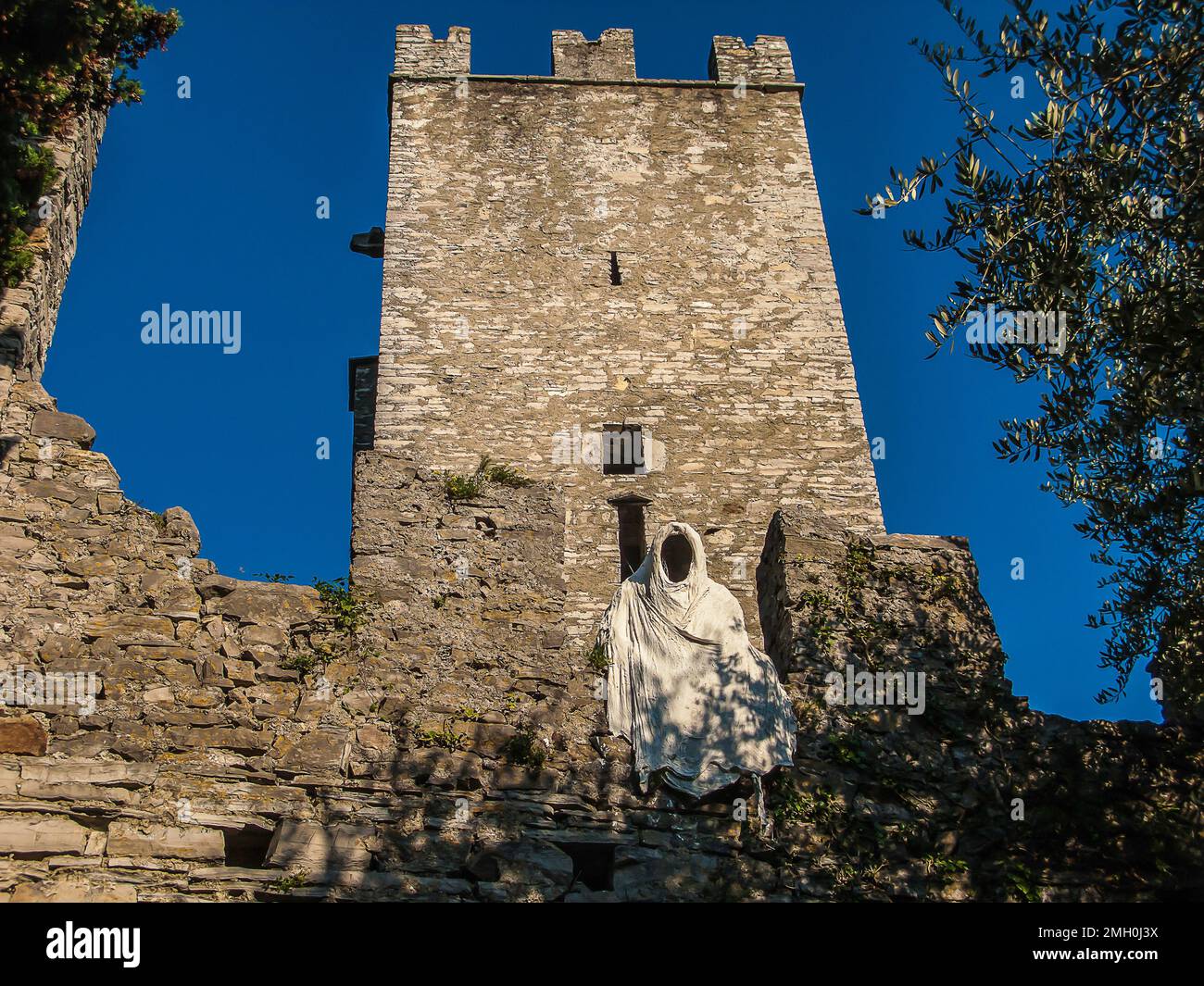 La torre e i fantasmi di Castello di Vezio, Varenna, Lago di Como, Lombardia, Italia Foto Stock