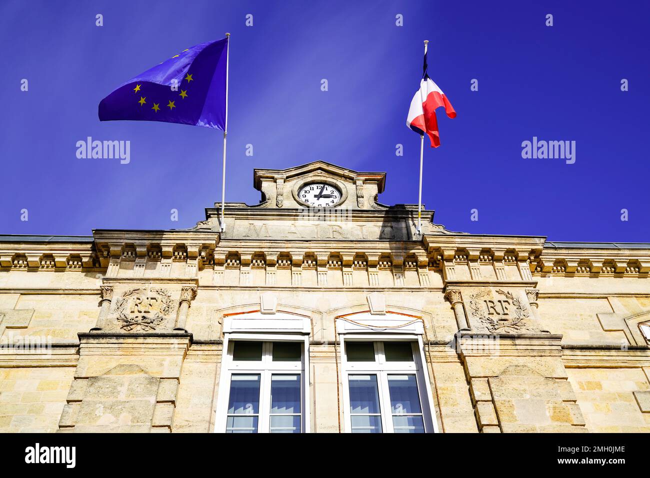 Bandiera europea francese e ue sull'edificio mairie significa municipio in città in francia Foto Stock