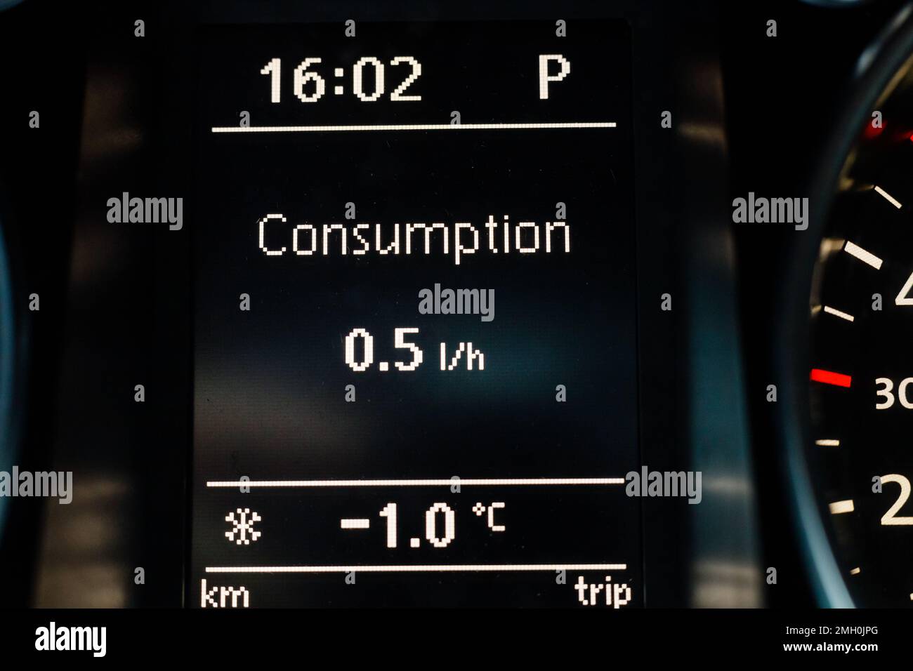 La schermata sul cruscotto della vettura mostra il consumo di carburante al minimo e la temperatura dell'aria esterna Foto Stock