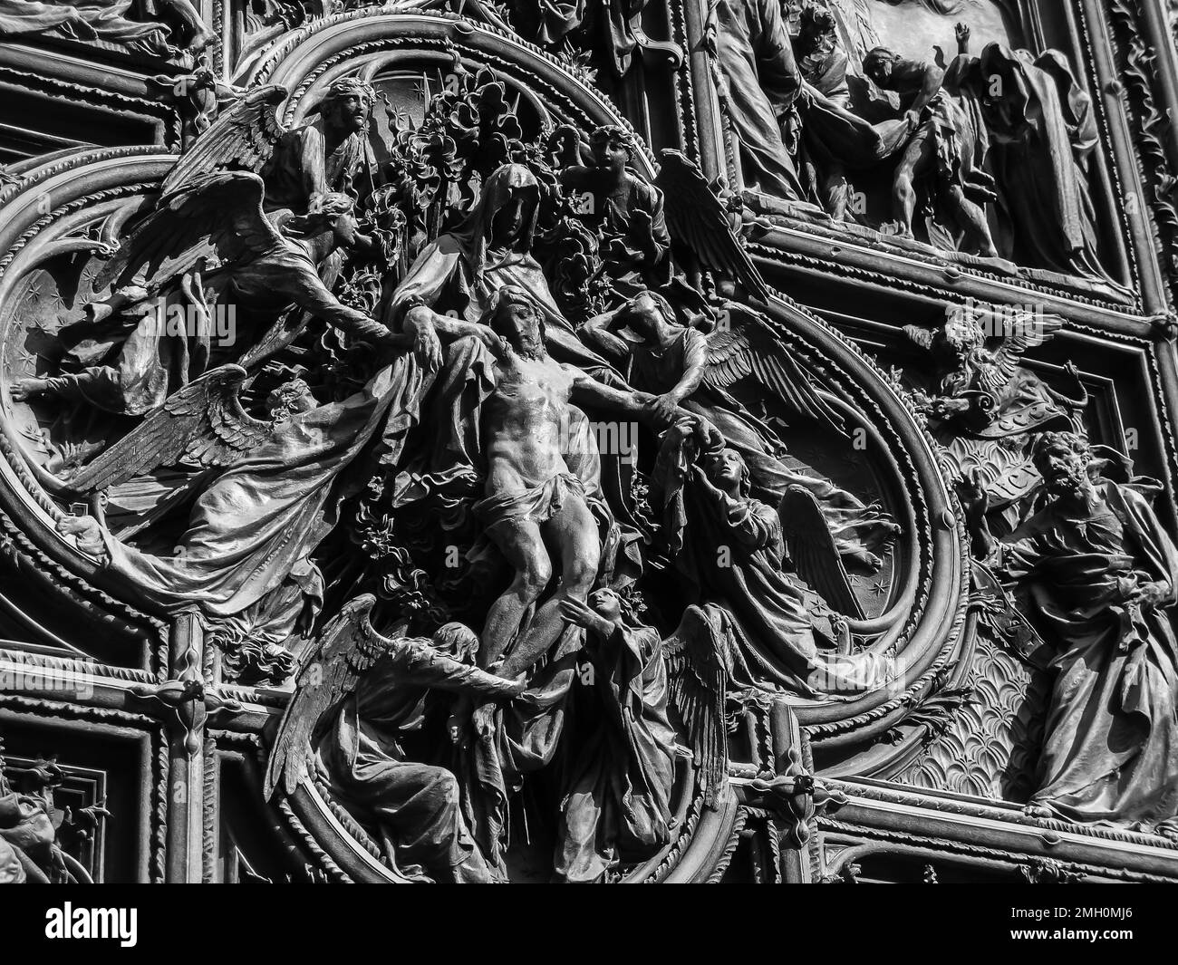 Frammento della porta in bronzo della Cattedrale della Natività della Vergine Maria primo piano, foto in bianco e nero, Duomo di Milano, Milano, Lombardia, Ita Foto Stock Frammento della porta in bronzo della Cattedrale della Natività della Vergine Maria primo piano, foto in bianco e nero, Duomo di Milano, Milano, Lombardia, Ita Foto Stock