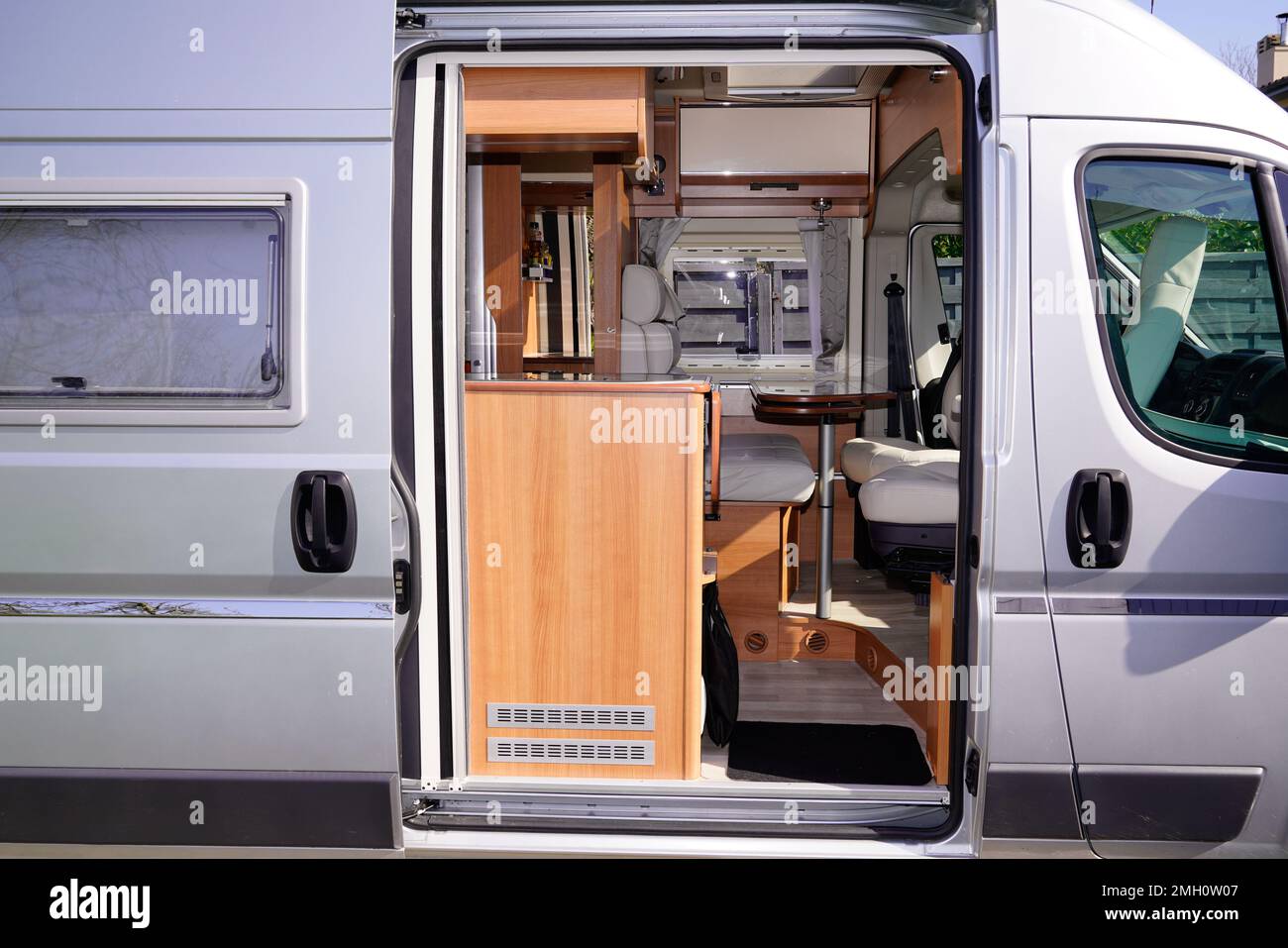 furgone attrezzato come camper moderno da commerciante professionale camper  camper camper casa Foto stock - Alamy