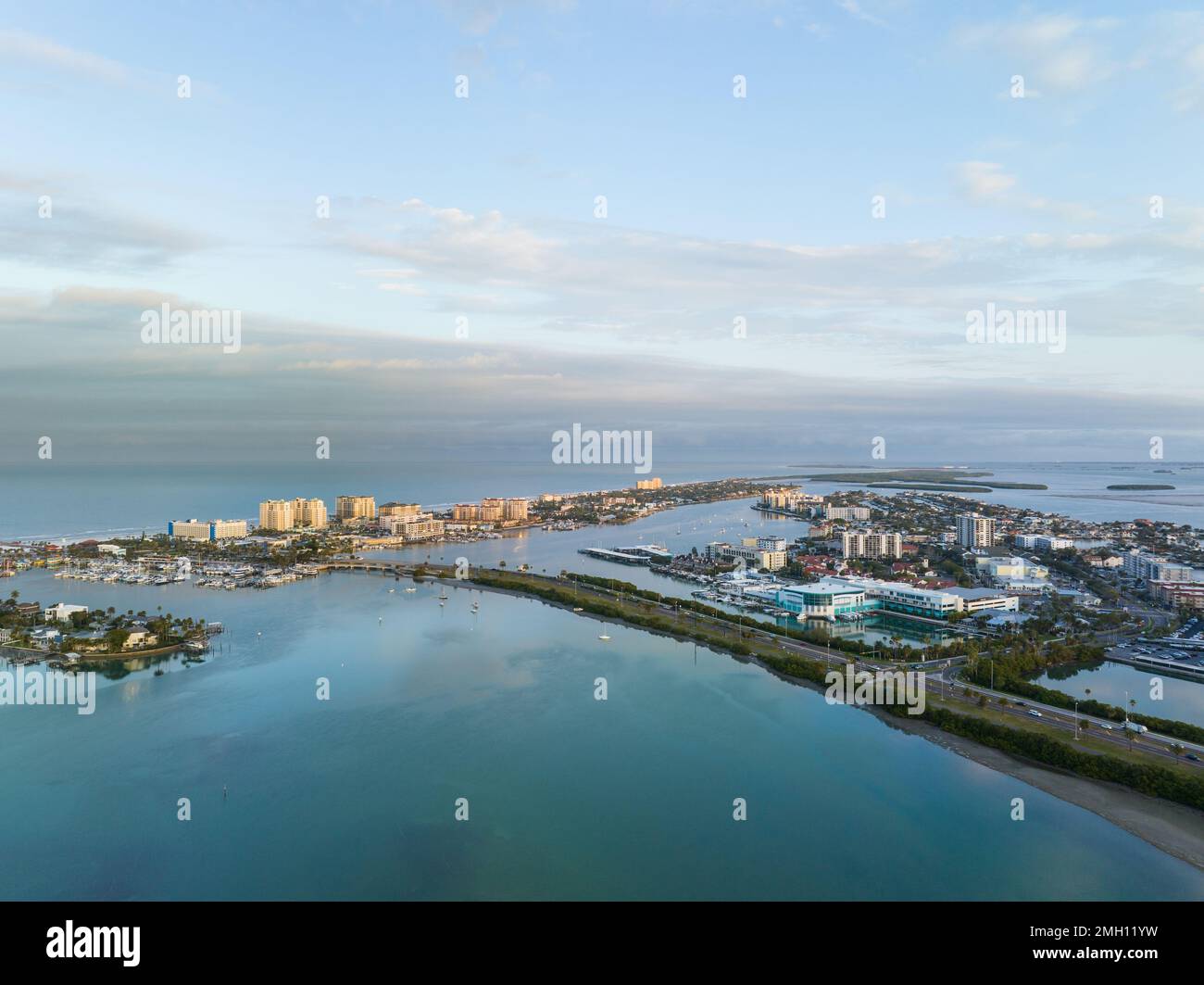 Vista aerea di Clearwater Beach con Clearwater Marine Aquarium e hotel con luce soffusa al mattino, Pinellas County, Florida, Stati Uniti. Foto Stock