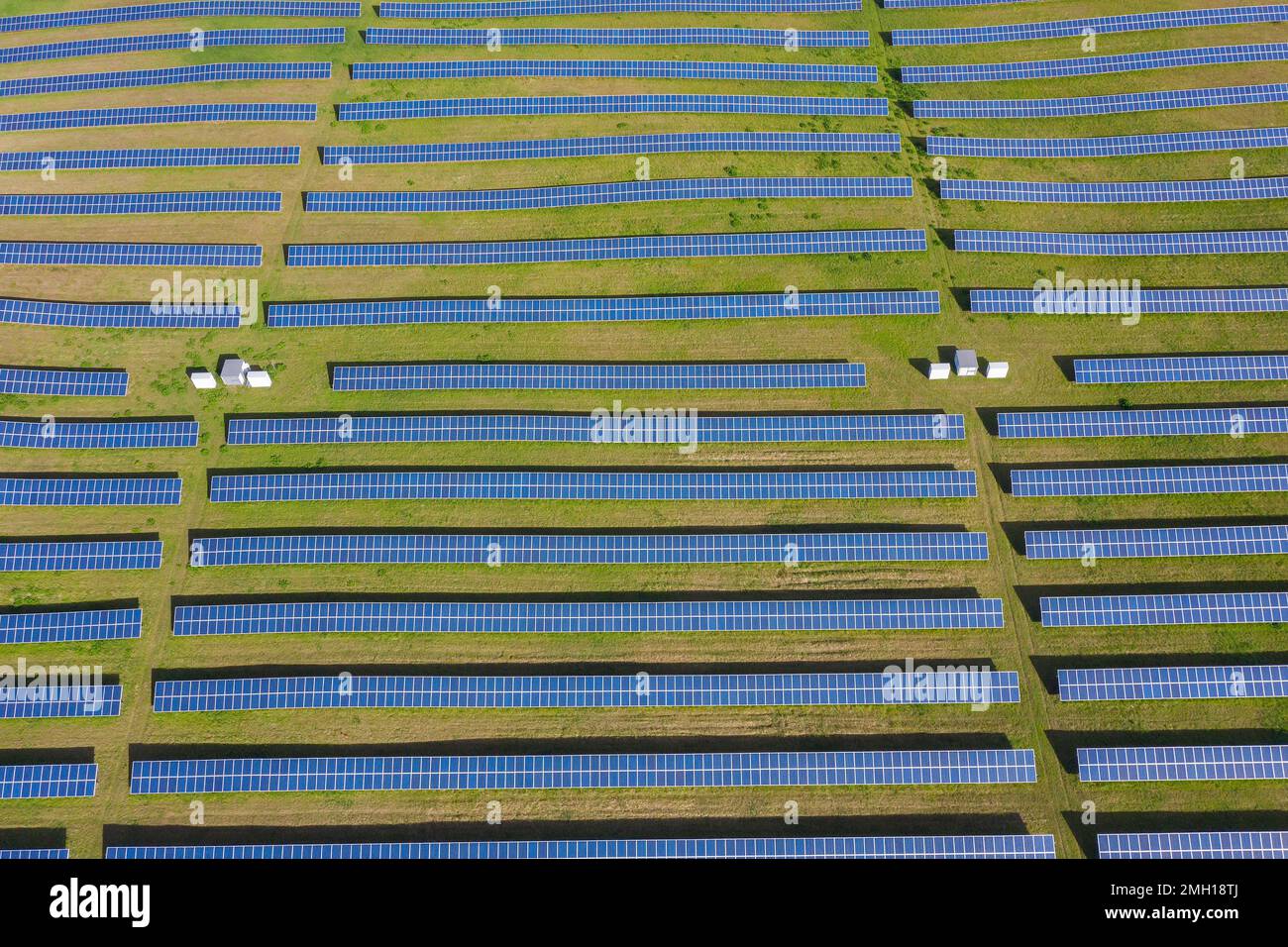 Vista aerea su pannelli solari di centrale fotovoltaica / parco solare per la fornitura di energia elettrica, Meclemburgo-Pomerania anteriore, Germania Foto Stock