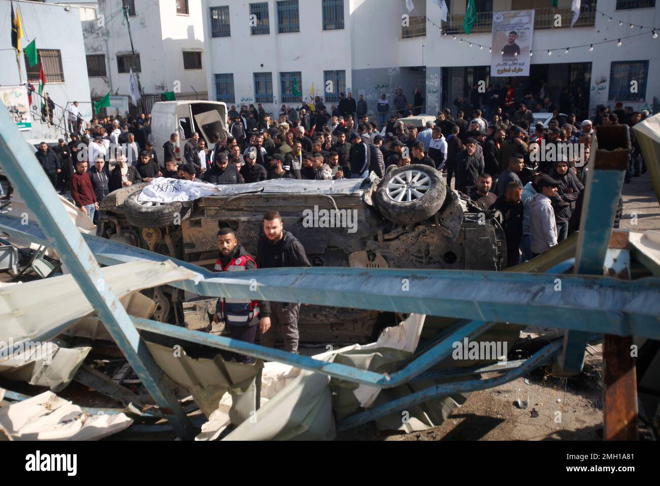 I palestinesi ispezionano i resti di strutture e veicoli distrutti, danneggiati da un bulldozer militare israeliano durante lo storming della città di Jenin nella Cisgiordania occupata. Le grandi forze dell'esercito israeliano hanno colpito la città di Jenin e hanno ucciso dieci palestinesi, tra cui una donna, e ferito più di venti altri con proiettili vivi durante gli scontri tra loro e le forze che li hanno confrontati. L'esercito ha detto che l'incursione era su un appartamento della cella nel campo profughi di Jenin, che ha avuto inizio dopo 'informazioni di intelligence accurate' fornite dal servizio di sicurezza. L'esercito e fo Foto Stock