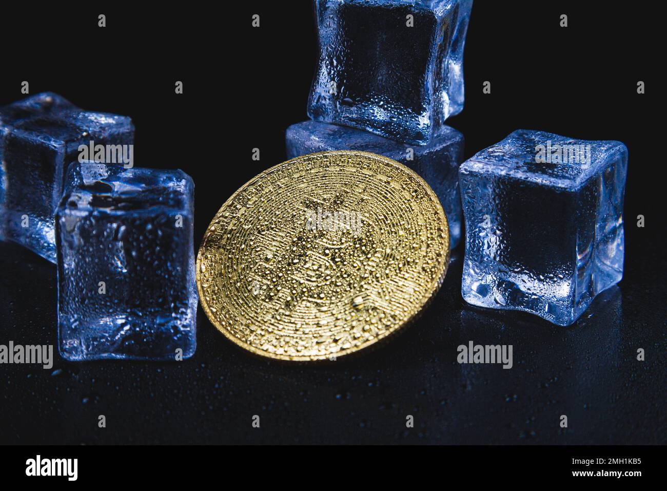 Moneta di ghiaccio e bitcoin. Congelamento dei conti di criptovaluta. Moneta bitcoin congelata.. Foto Stock