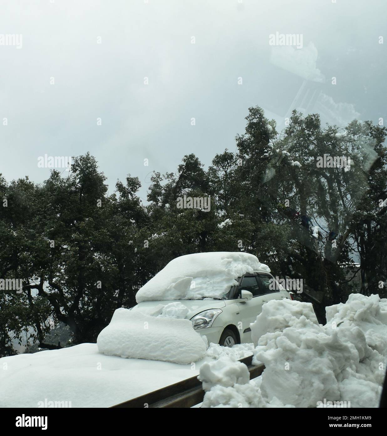 Un'auto ricoperta di neve . Foto Stock