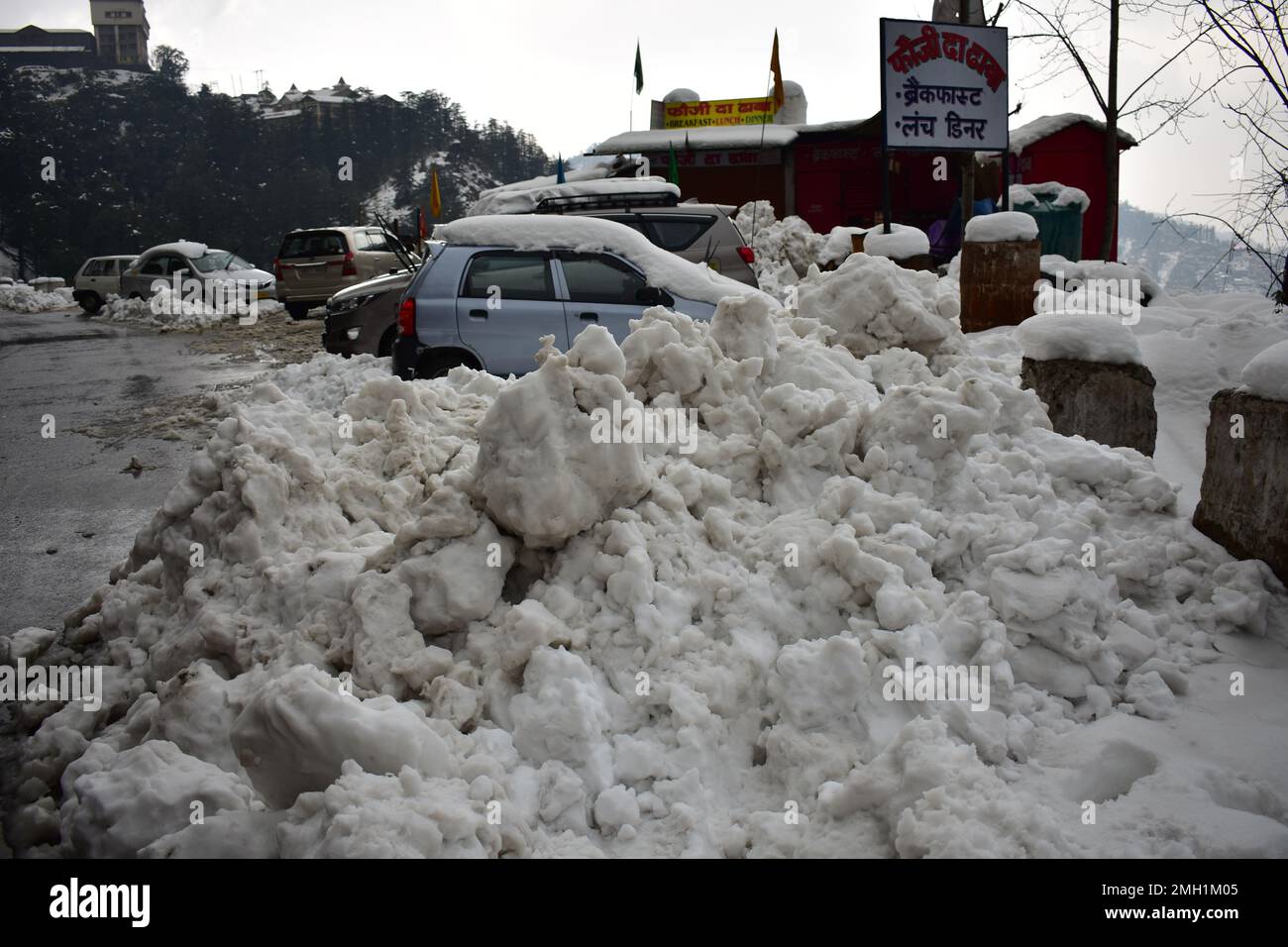 Un'auto ricoperta di neve . Foto Stock
