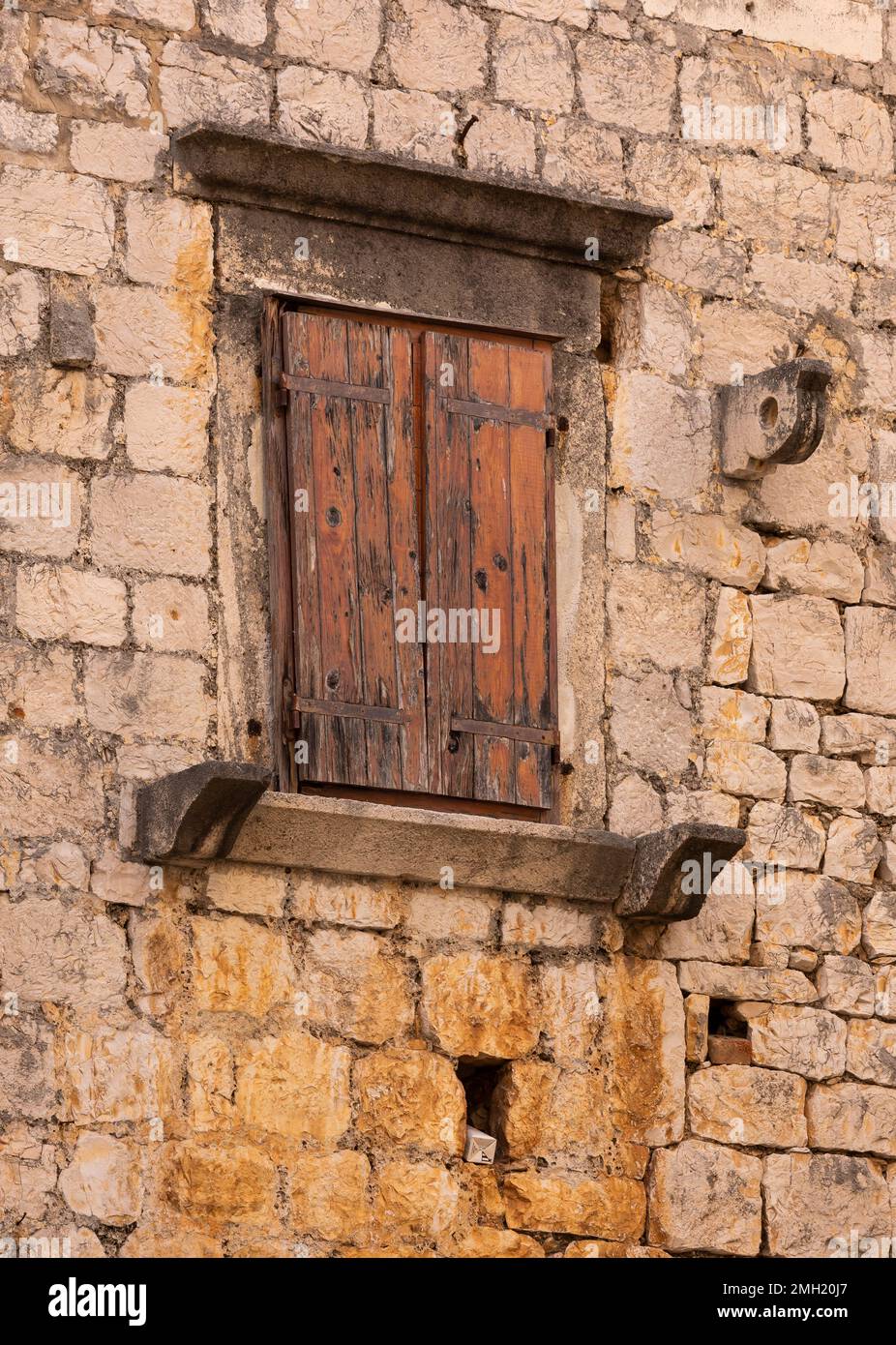 VIS, CROAZIA, EUROPA - Vecchia finestra chiusa, Chiesa di San Cipriota e Justina nel centro storico di Vis, sull'isola di Vis. Foto Stock