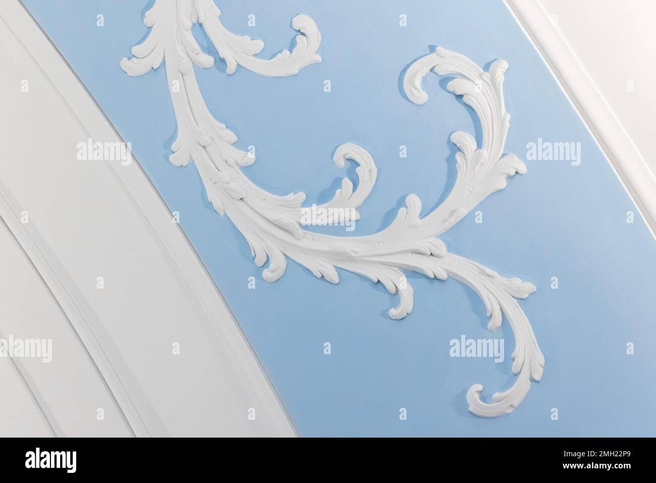 Bassorilievo in gesso bianco, dettagli di progettazione della parete in stile rococò, modello astratto dell'architettura classica Foto Stock