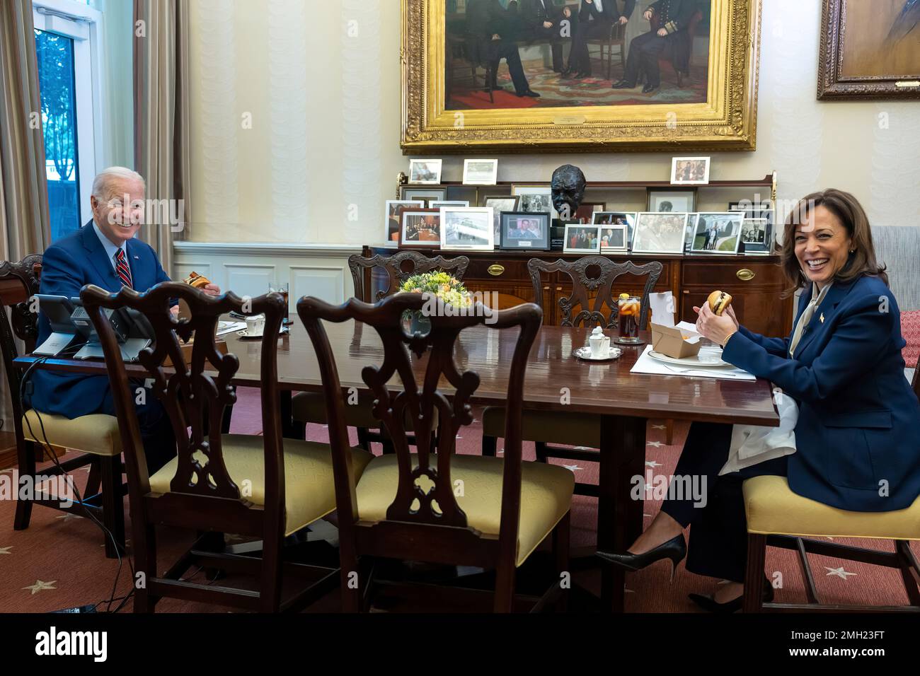 Il presidente Joe Biden effettua un ordine di esecuzione per il pranzo con il vicepresidente del ristorante locale "Ghost Burger" mentre registra un video sull'importanza di sostenere le piccole imprese, martedì 17 gennaio 2023, nella Sala da pranzo dell'Ufficio ovale. (Foto ufficiale della Casa Bianca di Adam Schultz) Foto Stock