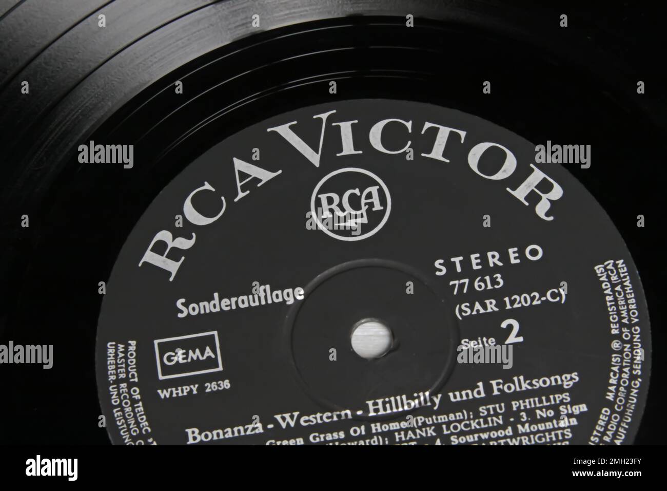 Viersen, Germania - Gennaio 1. 2023: Primo piano etichetta con copertina isolata in vinile con logo di dischi RCA Victor con musica Bonanza TV Foto Stock