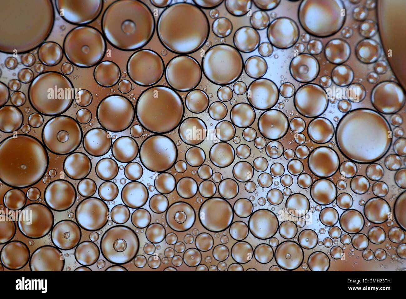 Artistico di olio sull'acqua. Estratto bolle d'olio per sfondo. Foto Stock