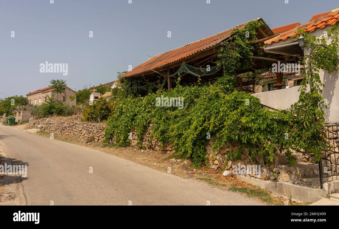 PODSTRAZJE, VIS, CROAZIA, EUROPA - Villaggio all'interno dell'isola di Vis. Foto Stock