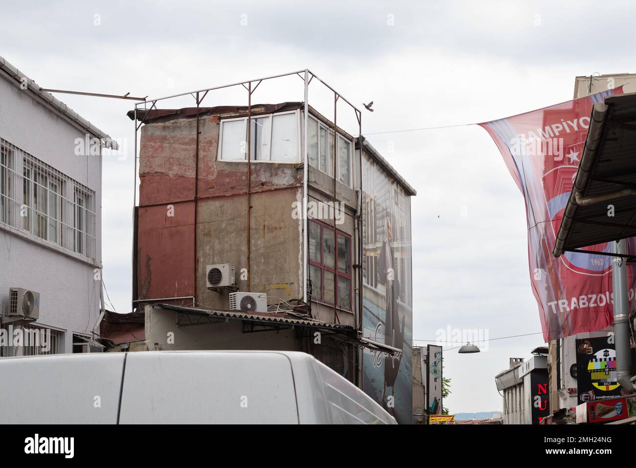 Istanbul Buildings - edificio dall'aspetto precario nel centro di Istanbul, Turchia Foto Stock