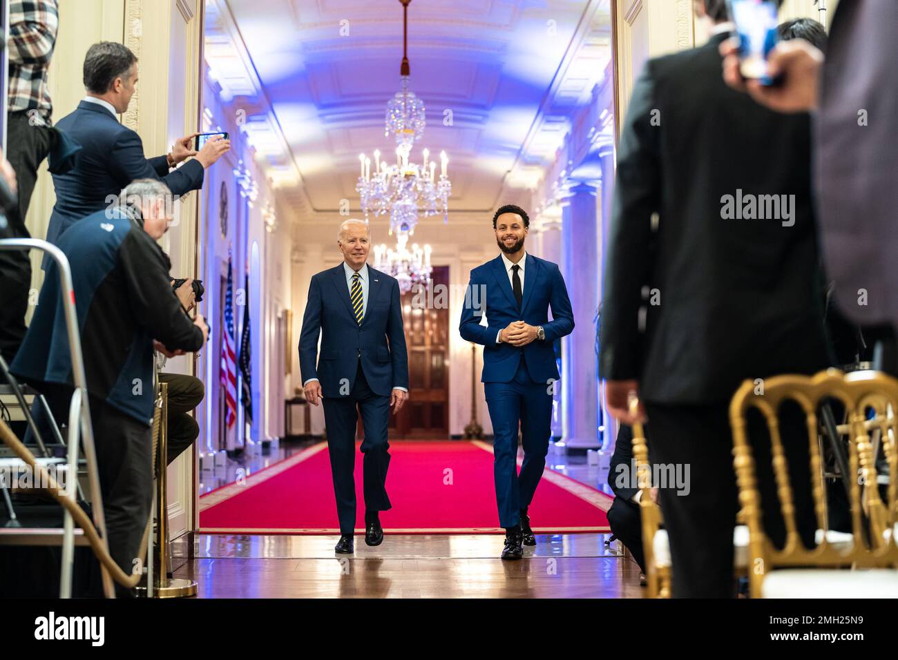 Il presidente Joe Biden e la guardia dei Golden state Warriors, Steph Curry, camminano verso la East Room per un evento che dà il benvenuto ai Warriors alla Casa Bianca per celebrare il loro campionato NBA 2022, martedì 17 gennaio 2023. (Foto ufficiale della Casa Bianca di Cameron Smith) Foto Stock
