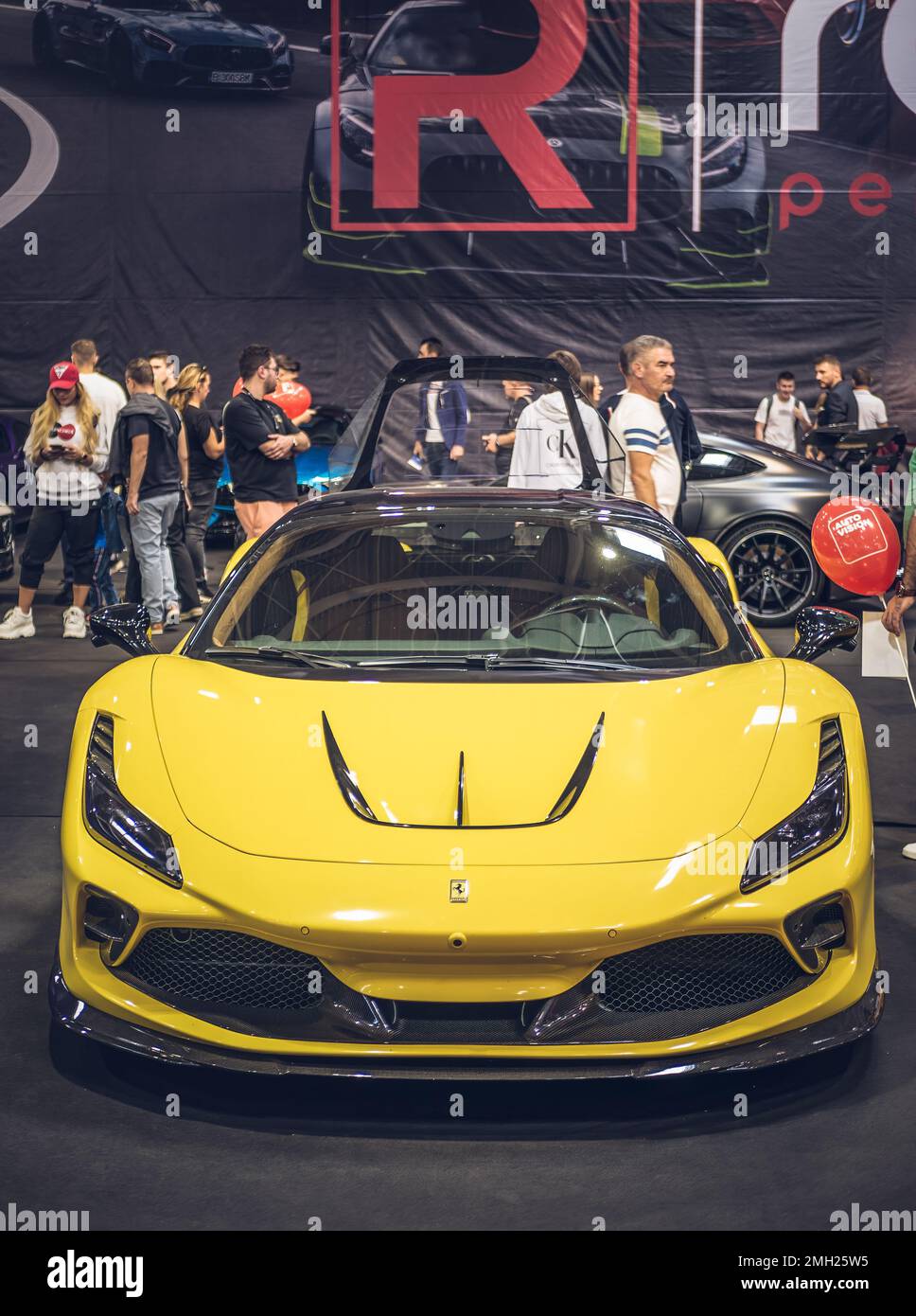 Bucarest, Romania - 10.07.2022: Vista frontale con la Ferrari F8 Spider. Foto Stock