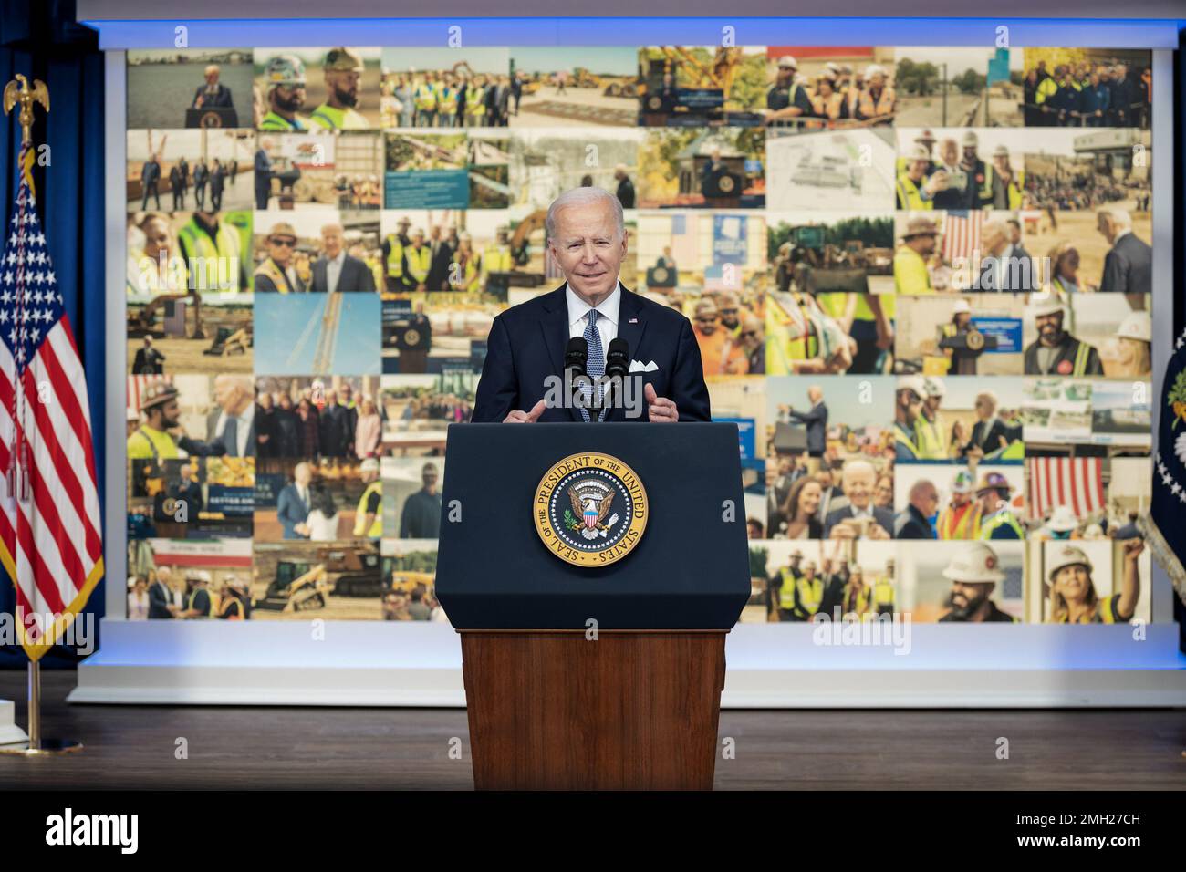 Il presidente Joe Biden fa le sue osservazioni sull'inflazione e l'economia, giovedì 12 gennaio 2023, nell'Auditorium della Corte Sud dell'Eisenhower Executive Office Building della Casa Bianca. (Foto ufficiale della Casa Bianca di Adam Schultz) Foto Stock