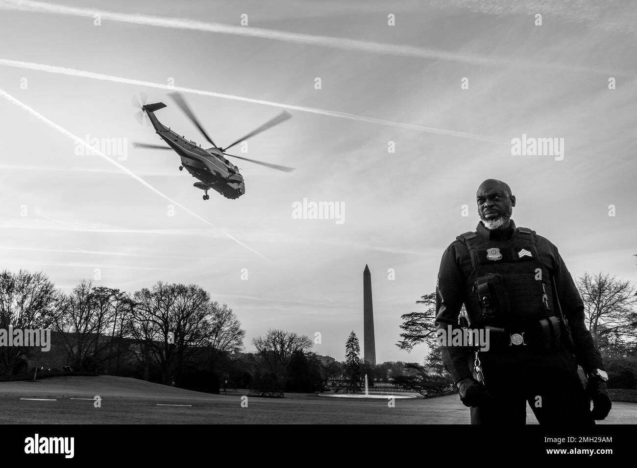 Il presidente Joe Biden e la First Lady Jill Biden partono dal prato sud della Casa Bianca a bordo di Marine One, mercoledì 11 gennaio 2023, sulla strada per il Walter Reed National Military Medical Center a Bethesda, Maryland. (Foto ufficiale della Casa Bianca di Hannah Foslien) Foto Stock Il presidente Joe Biden e la First Lady Jill Biden partono dal prato sud della Casa Bianca a bordo di Marine One, mercoledì 11 gennaio 2023, sulla strada per il Walter Reed National Military Medical Center a Bethesda, Maryland. (Foto ufficiale della Casa Bianca di Hannah Foslien) Foto Stock