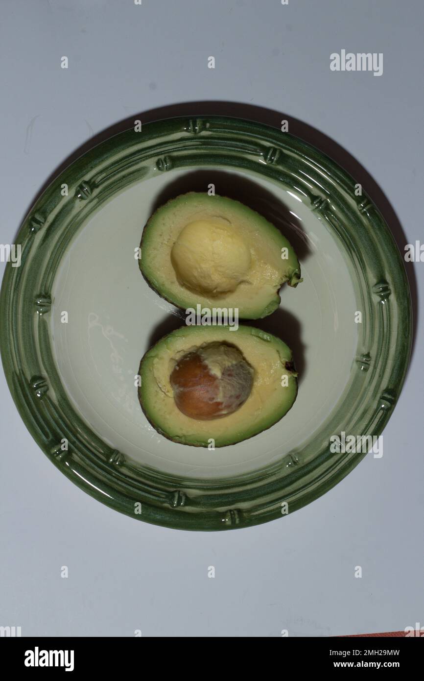 Avocado biologico sano pieno di grassi, minerali e vitamine. Perfetto per uno stile di vita sano delle persone minate! Maturato dopo il raccolto. Foto Stock