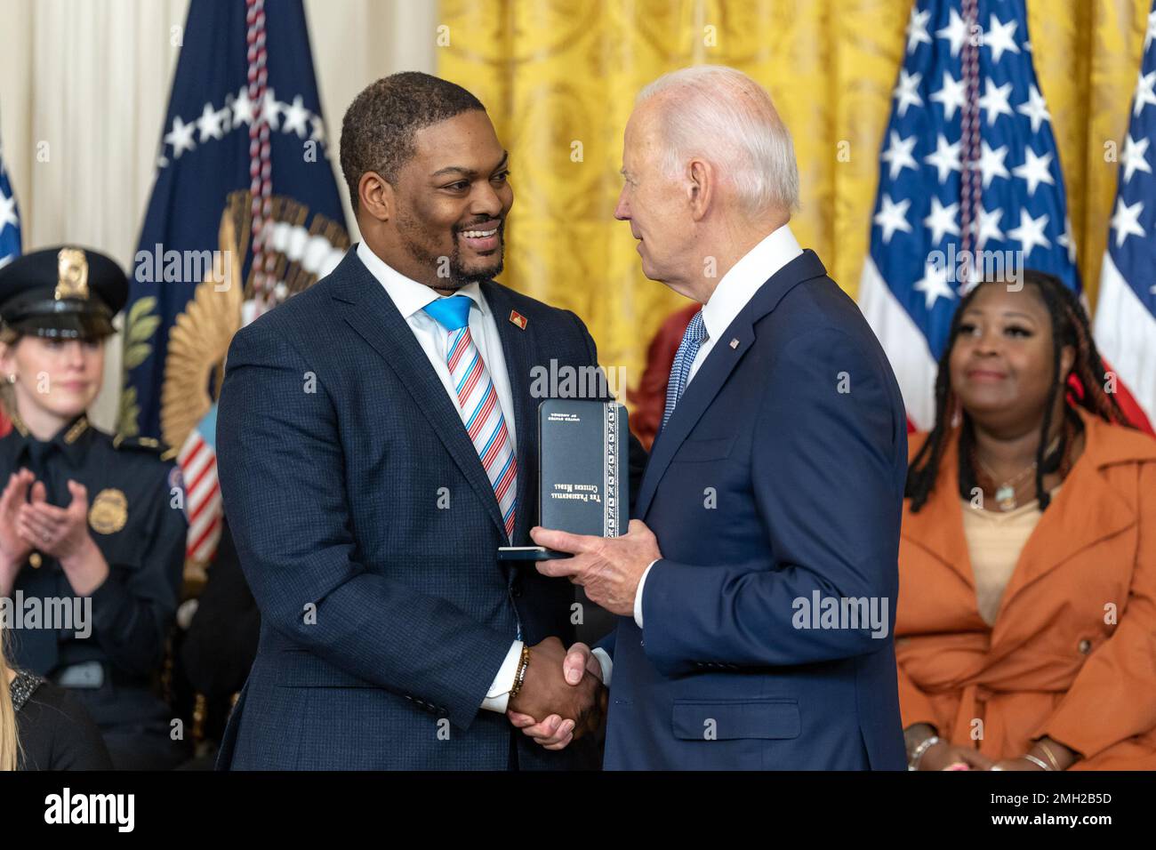 Il Presidente Joe Biden presenta la Medaglia Presidenziale dei cittadini agli Stati Uniti Eugene Goodman, ufficiale della polizia del Campidoglio, durante una cerimonia, venerdì 6 gennaio 2023, nella Sala Est della Casa Bianca. (Foto ufficiale della Casa Bianca di Adam Schultz) Foto Stock