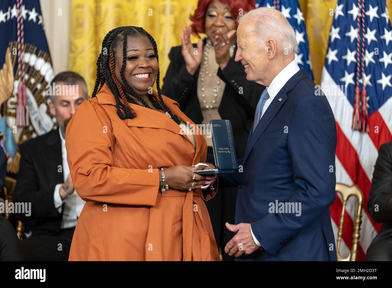 Il presidente Joe Biden presenta la medaglia presidenziale dei cittadini a Shaye Moss, un operatore elettorale della contea di Fulton, Georgia, durante una cerimonia, venerdì, 6 gennaio 2023, nella Sala Est della Casa Bianca. (Foto ufficiale della Casa Bianca di Adam Schultz) Foto Stock