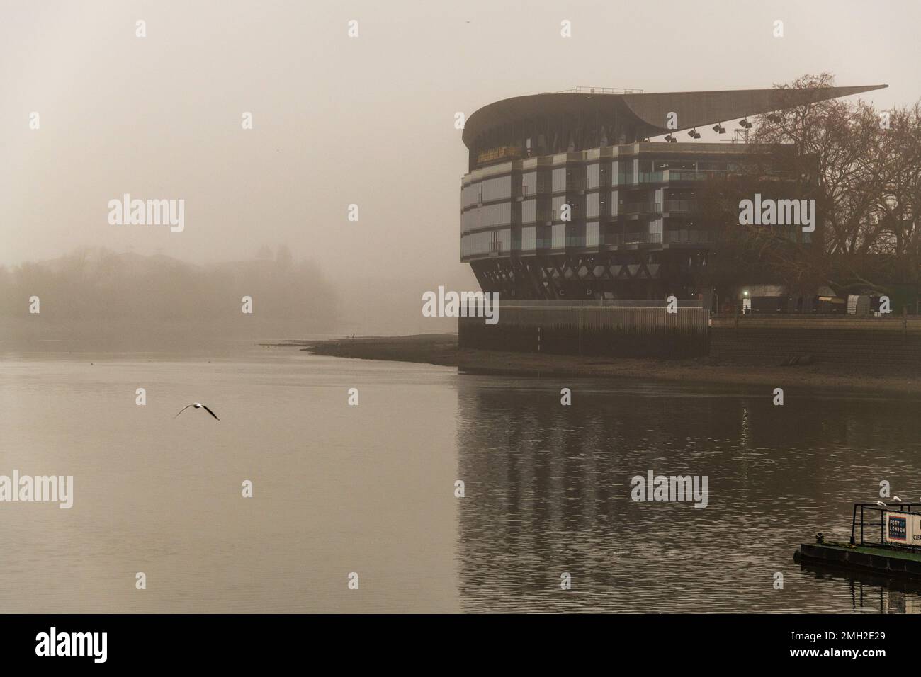 Il nuovo Riverside Stand al Craven Cottage in una giornata misteriosa, sede del Fulham Football Club Foto Stock