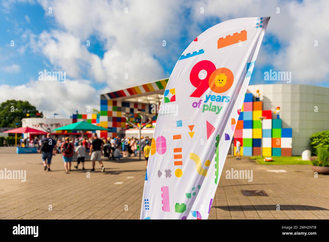 90 Years of Play Banner all'ingresso del parco divertimenti Legoland di Billund, Danimarca. Il 2022 ha segnato il 90th° anniversario del Gruppo Lego. Foto Stock