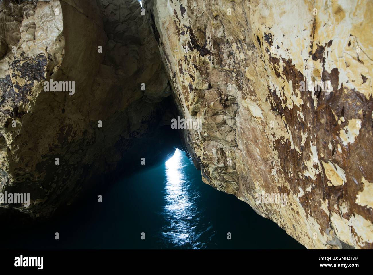 Rosh Hanikra grotte rocce e grotte famoso sito turistico natura (attrazione) nel nord-ovest di Israele (regione Galilea), vicino a Nahariya, nel Mar Mediterraneo. creazione geologica in costa (riva) Foto Stock