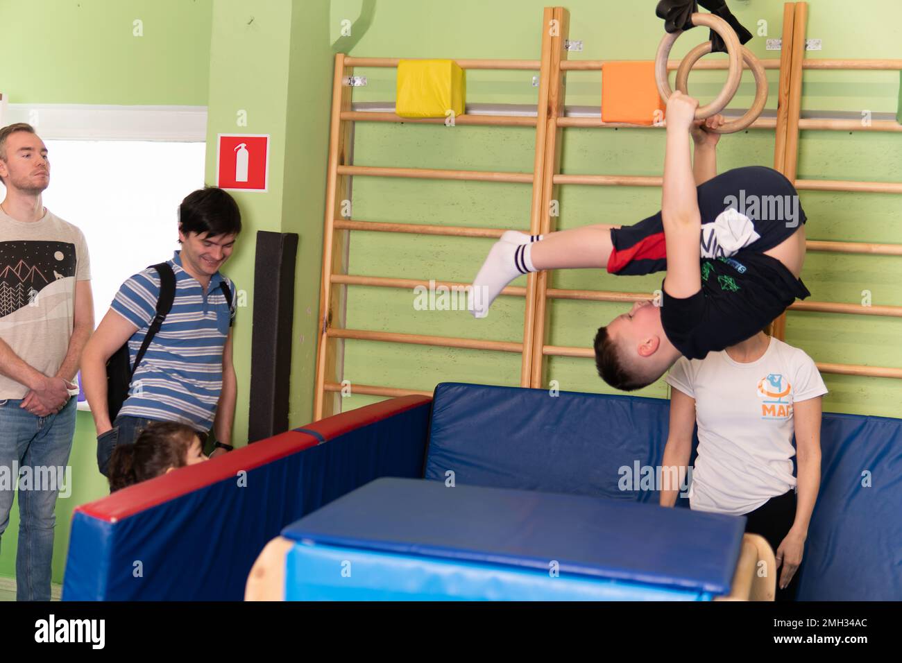 MOSCA, RUSSIA-DEC 18, 2022: Esercitazione isolata addestramento maschio ragazzo giovane attività sana atleta salute ginnastica sportivo Foto Stock