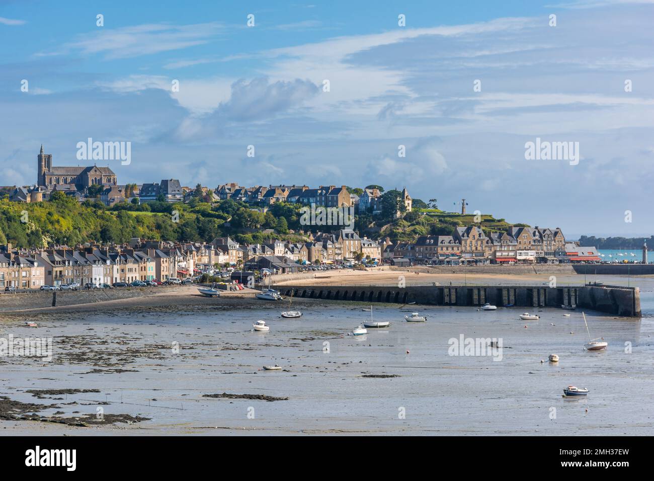Vista panoramica di Cancale in Bretagna, Francia contro il cielo drammatico Foto Stock